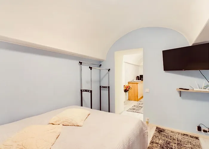 Toni Place In The Centre